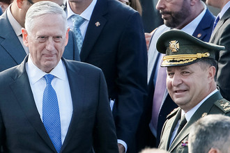 Министр обороны США Джеймс Мэттис и министр обороны Украины Степан Полторак на параде в честь Дня независимости Украины в Киеве, 24 августа 2017 года