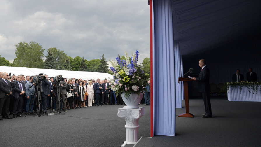 Президент России Владимир Путин во время торжественного приема в&nbsp;Кремле в&nbsp;честь Дня России, 12&nbsp;июня 2017&nbsp;года