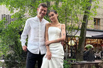 <b>Федор Смолов и Карина Истомина</b>
<br><br>
Федор Смолов всегда был в центре внимания – не только на поле, но и в личной жизни. В числе его экс-возлюбленных “Мисс Россия — 2003” Виктория Лопырева, “Мисс Россия — 2015” Софья Никитчук, модели Миранда Шелия и Юлия Левченко, а также внучка первого президента России Бориса Ельцина Мария Юмашева. Однако женой бывшего нападающего “Динамо” стала вовсе не модель и не мисс, а диджей и блогер Карина Истомина. Их отношения развивались стремительно — от первой встречи до штампа в паспорте прошло всего несколько месяцев. Все началось в социальных сетях: Карина поставила лайки футболисту, он поблагодарил ее за отличный сет (девушка на протяжении нескольких лет играла диджей-сеты для “Динамо”) и пригласил на свидание. Молодые люди стали много времени проводить вместе, и уже через пару месяцев спортсмен сделал возлюбленной предложение.
“Мы сидели дома, смотрели сериал. И он мне кинул на “Госуслуги” (там же есть такая услуга)... И мне пришло уведомление, что Федор Смолов предложил вам вступить в брак”, — рассказывала Истомина в эфире шоу “Осторожно: Собчак”.
В июне 2023 года Федор Смолов и Карина Истомина стали мужем и женой, а уже в ноябре у пары родилась дочь Лора.