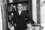В 1924 году Фицджеральд уезжает в Европу. Живя в Париже, он знакомится с Э. Хемингуэем. Именно здесь писатель заканчивает и публикует «Великого Гэтсби» — роман, который считается шедевром американской литературы и символом «эпохи джаза». На фото: Ф. Скотт Фицджеральд c женой Зельдой и дочерью Скотти в парижской квартире, 1926 год