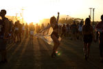 Женщина танцует на закате во время фестиваля Coachella в Калифорнии, 15 апреля 2017 года