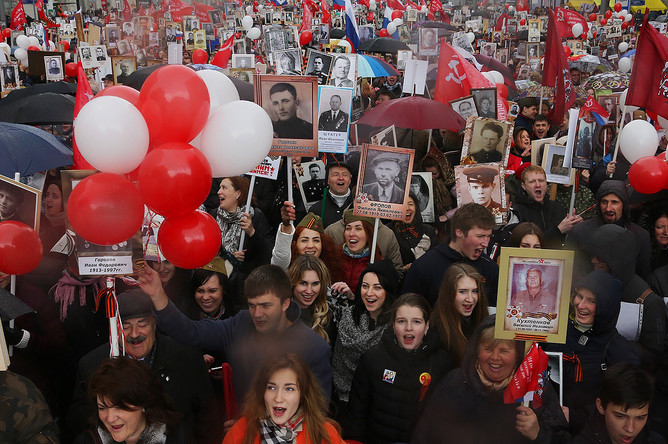 Участники во время акции «Бессмертный полк» в Москве