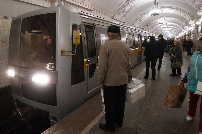 Состав с вагонами «Яуза» во время парада поездов на Кольцевой линии московского метро, 13 мая 2017 года