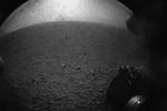 Одно из первых изображений, переданных марсоходом Curiosity