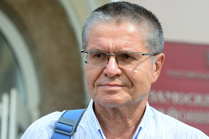 Бывший министр экономического развития РФ Алексей Улюкаев после предварительного заседания в Замоскворецком суде Москвы, 8 августа 2017 года