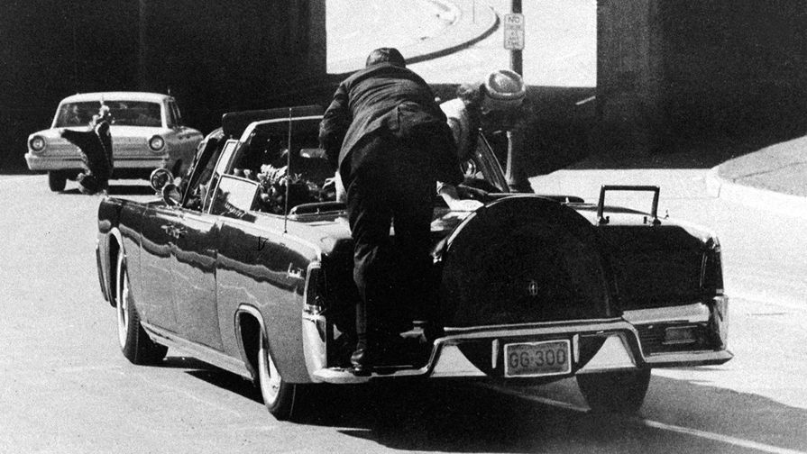 Спустя секунды после выстрела в&nbsp;президента США Джона Кеннеди на&nbsp;Элм-стрит в&nbsp;Далласе, 22 ноября 1963 года
