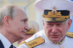 Президент РФ Владимир Путин и главнокомандующий Военно-Морским Флотом России, адмирал Николай Евменов на&nbsp;Сенатской площади во время главного военно-морского парада в&nbsp;честь Дня Военно-Морского Флота России, 28 июля 2019 года