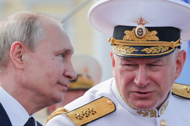 Президент РФ Владимир Путин и главнокомандующий Военно-Морским Флотом России, адмирал Николай Евменов на Сенатской площади во время главного военно-морского парада в честь Дня Военно-Морского Флота России, 28 июля 2019 года