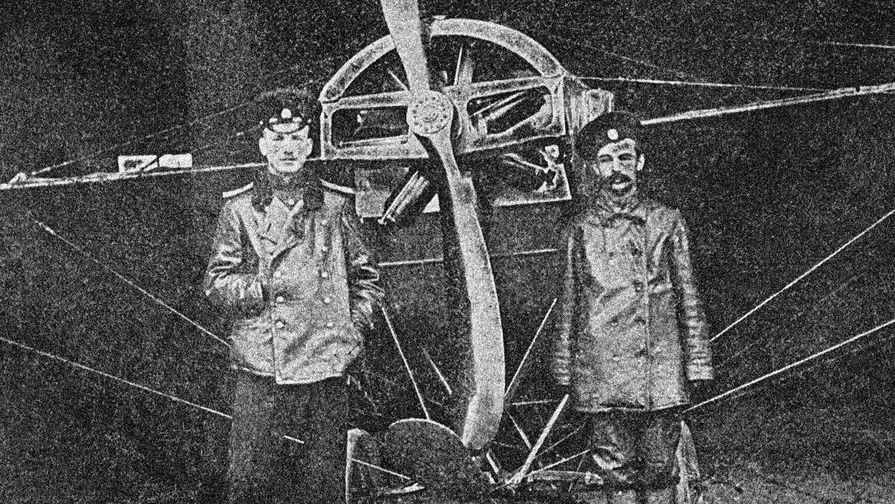 Русский летчик Петр Николаевич Нестеров (слева) со своим мотористом у аэроплана