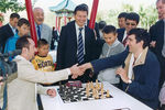 Глава Калмыкии, президент ФИДЕ Кирсан Илюмжинов и шахматисты Владимир Крамник и Веселин Топалов, 2006 год