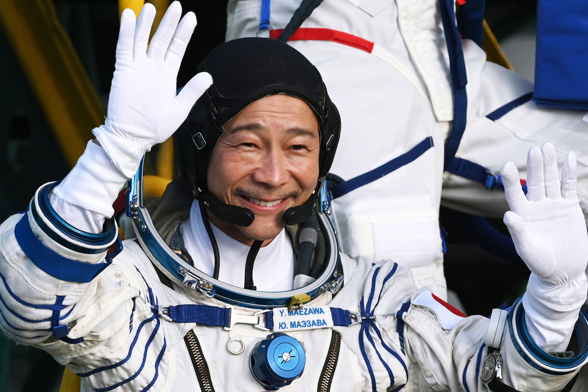 Член основного экипажа 20-й экспедиции на Международную космическую станцию космический турист Юсаку Маэзава перед запуском ракеты-носителя «Союз-2.1а» с транспортным пилотируемым кораблем «Союз МС-20» на Байконуре, 8 декабря 2021 года