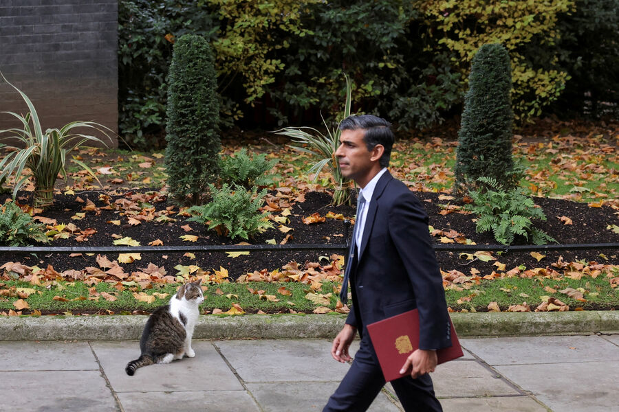 Новый премьер-министр Великобритании Риши Сунак и кот Ларри на&nbsp;Даунинг-стрит в&nbsp;Лондоне, Великобритания, 25&nbsp;октября 2022&nbsp;года