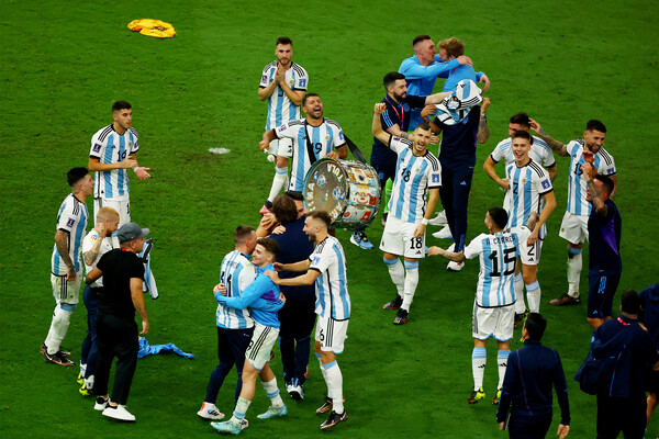 Аргентинцы празднуют победу в&nbsp;чемпионате мира по&nbsp;футболу, 18&nbsp;декабря 2022&nbsp;года
