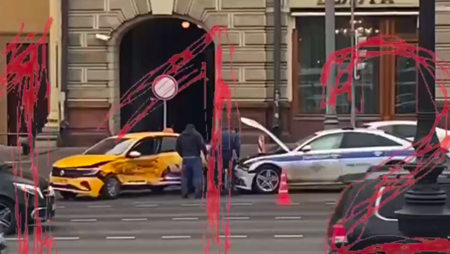 В центре Москвы полицейская машина врезалась в такси, пострадали двое