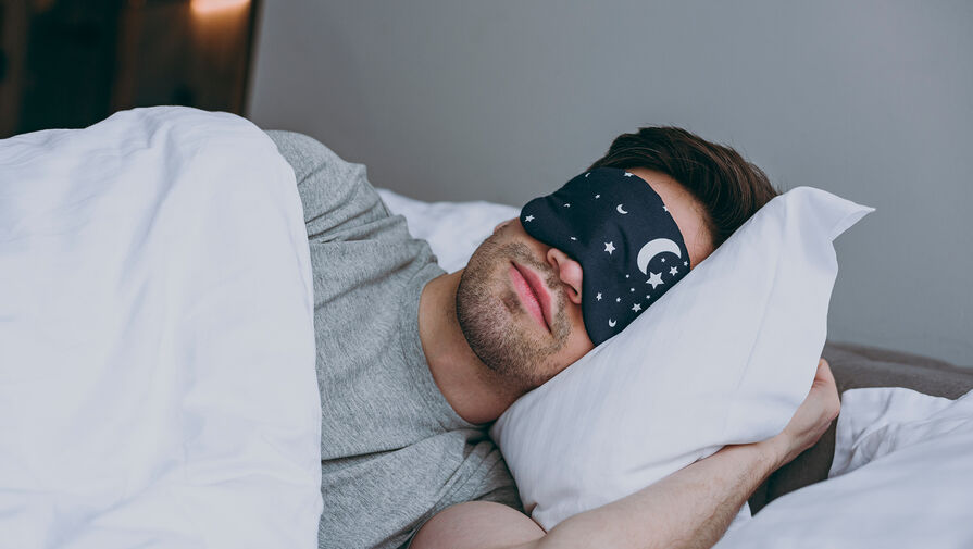 Названы причины, почему в молодости людям требуется больше сна