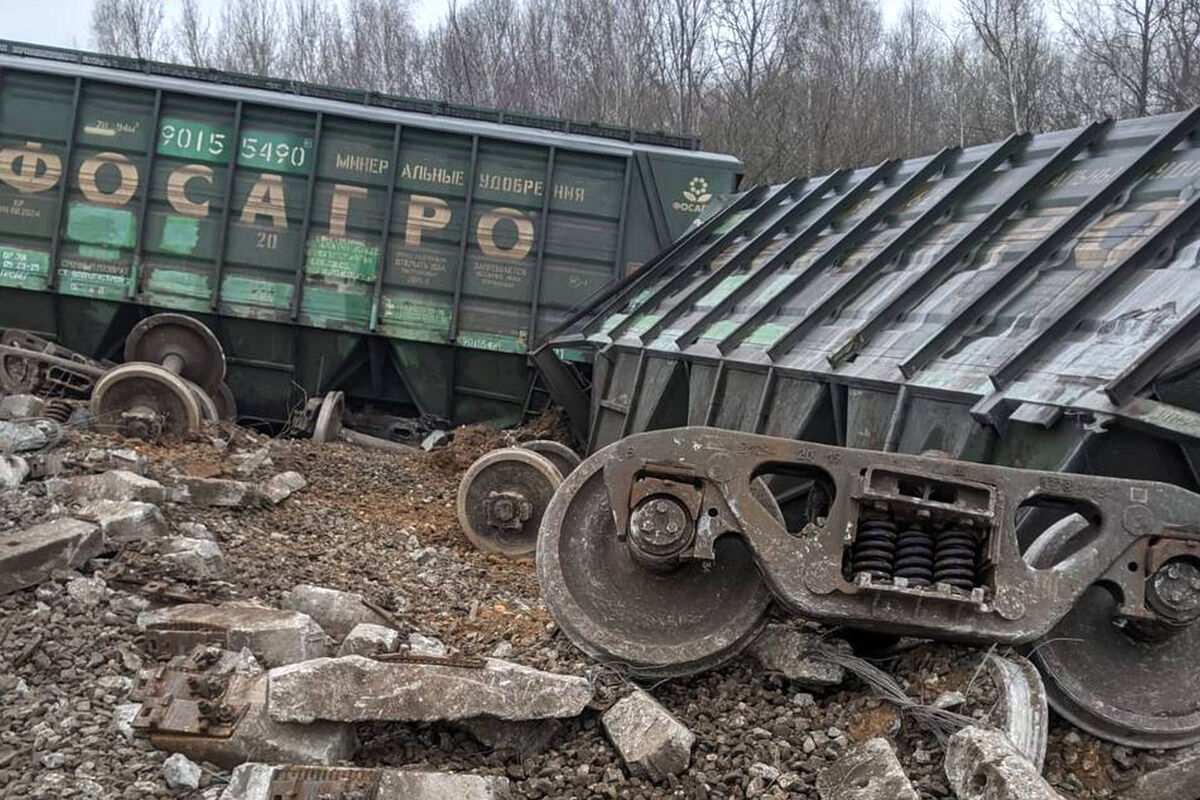 Под Волгоградом вагоны сошли с рельсов после вмешательства посторонних -  Газета.Ru | Новости