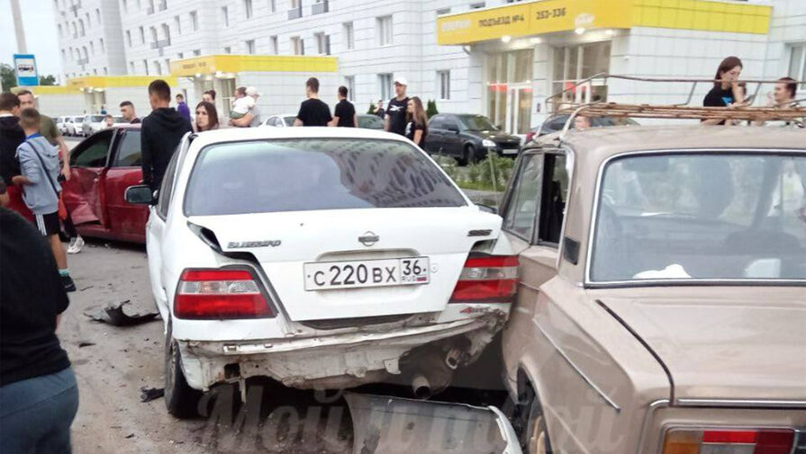 Житель Воронежа на BMW протаранил пять машин на парковке