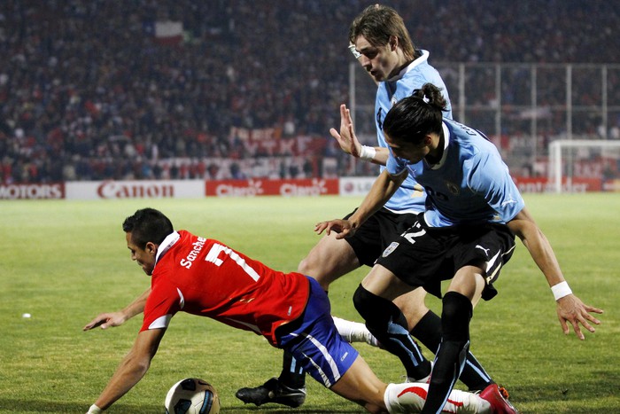 Сборная Чили сыграла вничью с&nbsp;командой Уругвая и находится в&nbsp;шаге от выхода в&nbsp;плей-офф Кубка Америки