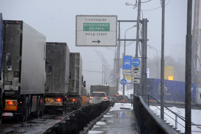 Большегрузные автомобили на Минском шоссе перед МКАД