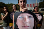 Акция протеста против ареста бразильской активистки Greenpeace Ана Паулы Масиель у посольства России в Бразилиа