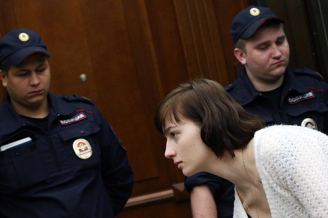 Александра Духанина, обвиняемая по делу о массовых беспорядках на Болотной площади 6 мая 2012 года, во время слушаний в Мосгорсуде