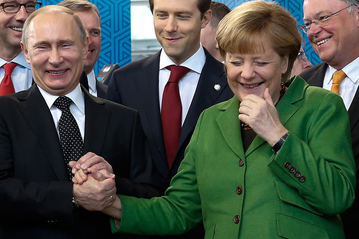 Президент России Владимир Путин и федеральный канцлер Германии Ангела Меркель во время встречи в&nbsp;Ганновере, 2013&nbsp;год