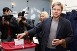 Мэр Риги Нил Ушаков на одном из избирательных участков во время голосования на парламентских выборах в Латвии