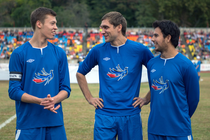 Даниил Квят, Виталий Петров и Серхио Перес (слева направо) во время благотворительного футбольного матча в Сочи