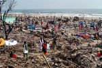 Жители, чьи дома были разрушены в результате цунами, ищут свои вещи на пляже недалеко от города Мадрас, Индия