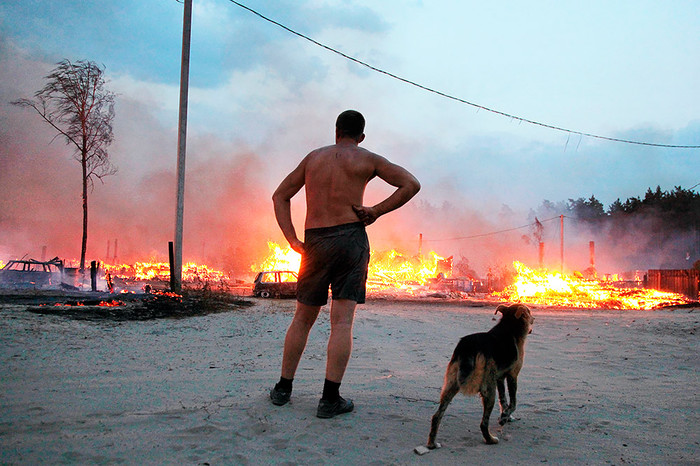 Житель деревни Передельцы у&nbsp;домов, сгоревших в&nbsp;результате лесных пожаров