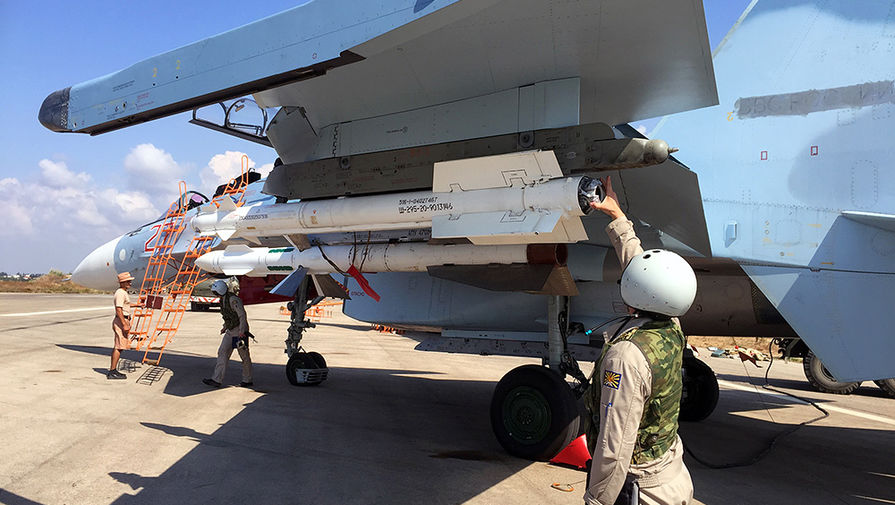 Российские летчики готовятся к&nbsp;посадке в&nbsp;истребитель Су-30 перед&nbsp;вылетом с&nbsp;аэродрома Хмеймим в&nbsp;Сирии