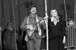 Валерий Золотухин в сцене из спектакля «Живой», 1989 год