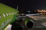 Съемка на широкоугольный объектив в ночное время работает отлично – зеленый цвет самолета соответствует реальности. Цветовой баланс картинки тоже сохранен и не убегает в желтый цвет. 