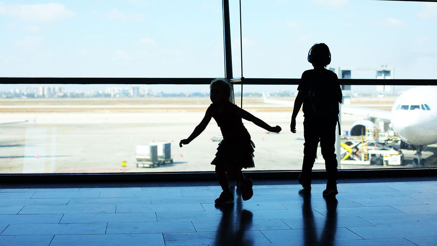 "Прошу не разлучать": мужчина бросил двух детей в аэропорту