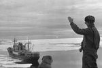  Полярник во время проводов судна на побережье моря Дейвиса у советской научной станции Мирный, 1962 год