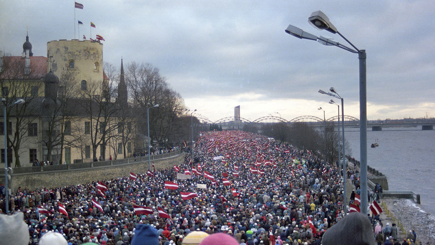Митинг на набережной в Риге, организованный Народным фронтом Латвии против военных действий в Вильнюсе, 13 января 1991 года