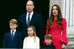Вместе с многотысячной толпой гимн исполнили принц Уильям, Кейт Миддлтон и их дети