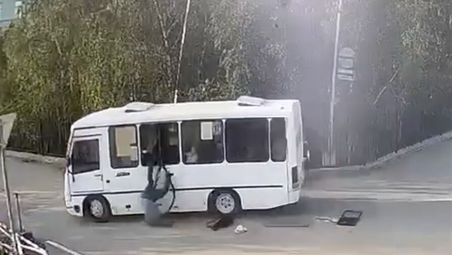 Пассажир автобуса выпал из окна на повороте