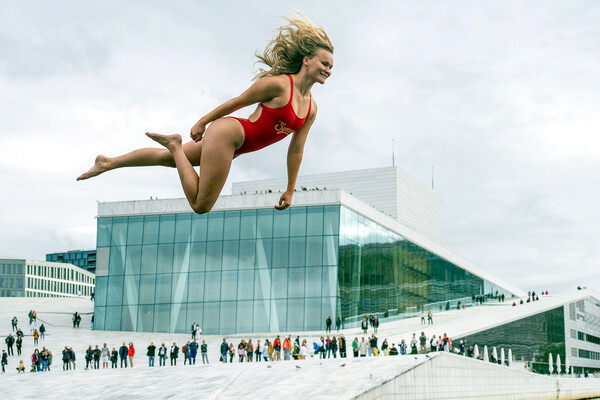 Участница чемпионата по&nbsp;экстремальным прыжкам в&nbsp;воду в&nbsp;Норвегии, 25&nbsp;августа 2023&nbsp;года