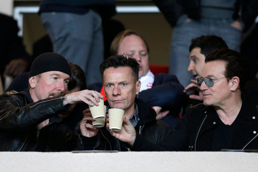 Участники ирландской рок-группы U2 на&nbsp;стадионе во время футбольного матча, 2015&nbsp;год