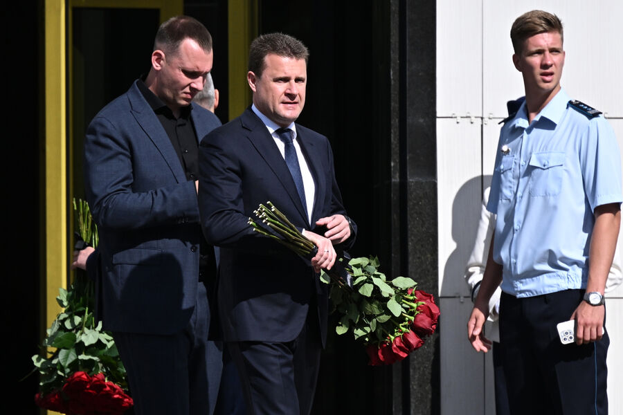 Министр РФ по&nbsp;развитию Дальнего Востока и Арктики Алексей Чекунков (в центре) на&nbsp;церемонии прощания с&nbsp;бывшим министром транспорта Романом Старовойтом в&nbsp;ЦКБ, Москва, 10&nbsp;июля 2025&nbsp;года