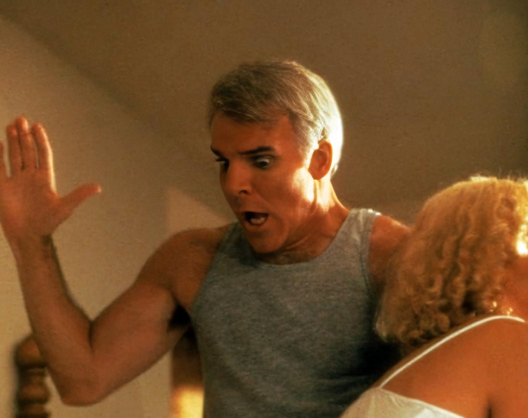 <b>«Весь я» (1984)</b>
<br><br>
Еще одна классическая комедия, в&nbsp;которой Стив Мартин играет молодого адвоката, в&nbsp;чье тело в&nbsp;результате мистического сеанса реинкарнации вселяется душа сумасбродной миллионерши &mdash; при&nbsp;этом не выселяя душу самого юриста.