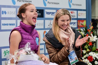 Тренер Анна Царева (справа) и Анна Погорилая (Россия) после выступления в произвольной программе одиночного катания