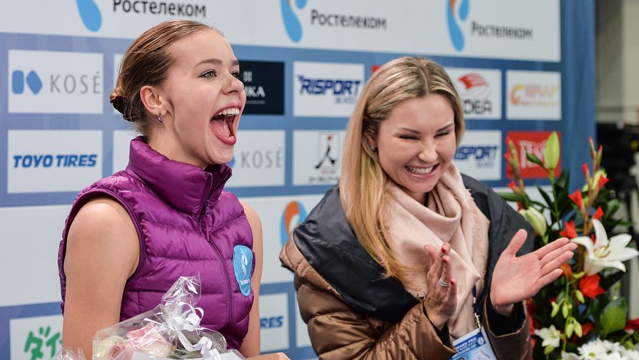 Тренер Анна Царева (справа) и Анна Погорилая (Россия) после выступления в произвольной программе одиночного катания