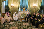 Наследный принц Абу-Даби, заместитель верховного главнокомандующего вооруженными силами ОАЭ Мухаммед Аль Нахайян и Владимир Путин (в центре слева направо) во время встречи в Кремле