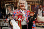 Поклонница королевской семьи Маргарет Тайлер позирует с куклами принца Гарри и Меган Маркл 