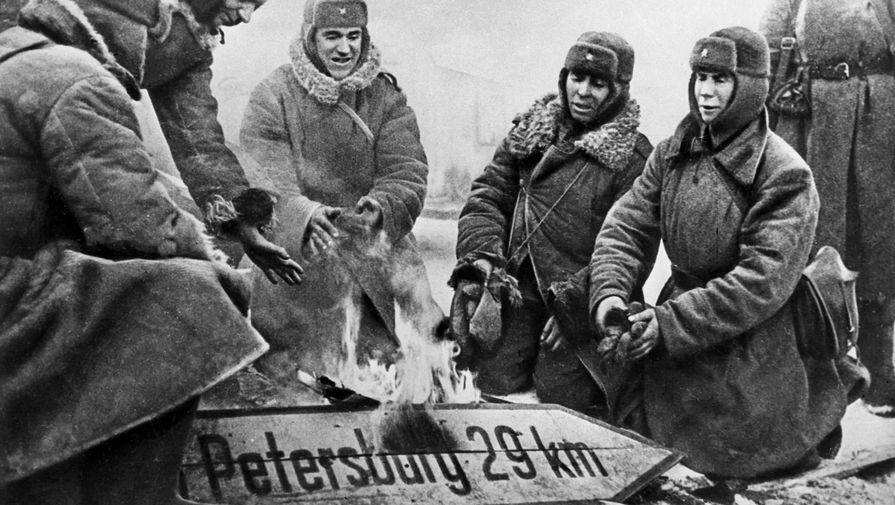 Солдаты Красной армии сжигают немецкий дорожный указатель