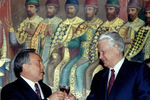 Президент Казахстана Нурсултан Назарбаев и президент России Борис Ельцин во время ужина в Кремле, 1994 год