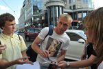 Игрок российской сборной по футболу Денис Глушаков дает автографы, 2011 год