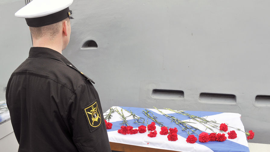 Цветы у подводной лодки «К-21» в Североморске в память о 14 моряках-подводниках, погибших при пожаре на подлодке АС-31, 3 июля 2019 года